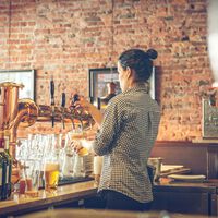 Por qué los camareros se han convertido en una especie en extinción 