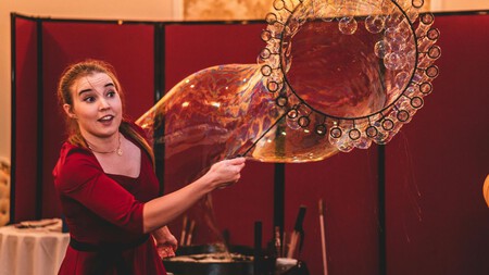 Lánzate con tu familia al Bubble Fest en Mítikah: el show gratis de burbujas gigantes y acrobacias