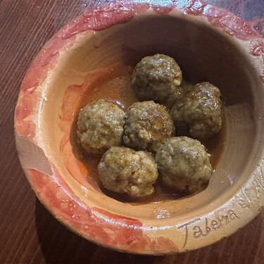 Pasa desapercibida en el centro de Cuenca, pero esta minúscula taberna hace una de las mejores albóndigas que he probado en mucho tiempo 