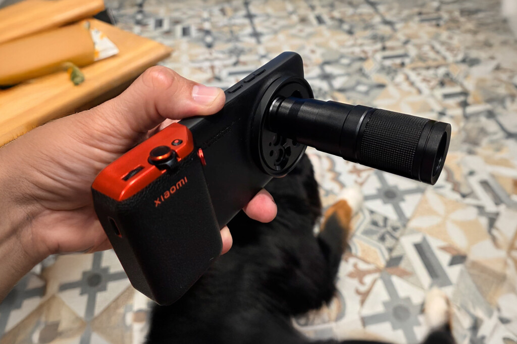 Hay usuarios a los que el brutal zoom del Xiaomi 15 Ultra se les queda corto. La solución: una funda con teleobjetivo de Temu que da unos resultados sorprendentes 