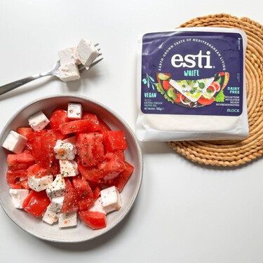Probamos el "White" de Esti, el primer queso feta vegano: hecho en Grecia, pero sin leche 