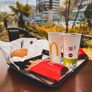Hay gente bebiendo Coca-Cola para la migraña. Esto es lo que dice la ciencia sobre este remedio "casero"