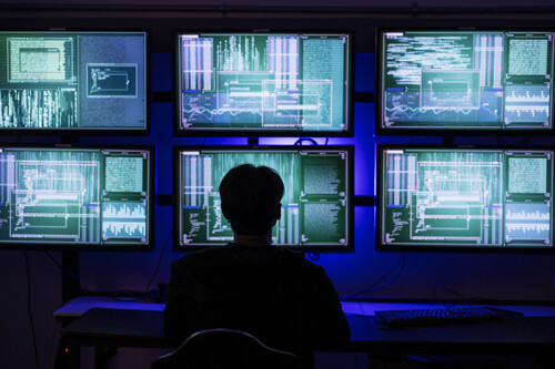 homem mexendo em computadores. Crédito: banco de imagens