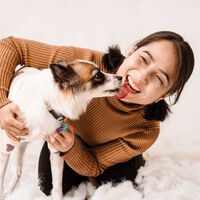 Ni besos ni limpiarte: qué significa en realidad que tu perro te lama 