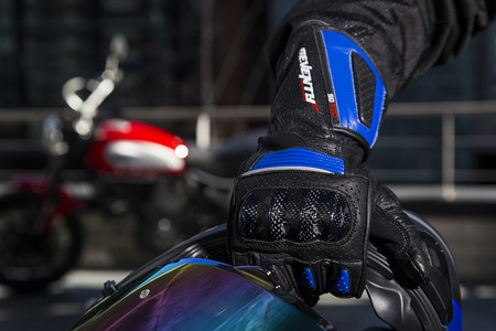 Deportividad y diseño español con un precio ajustado, así son los guantes SD-R de Seventy Degrees