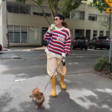 Los pantalones anchos de colores son tendencia y así es como se llevan en la primavera de 2026 