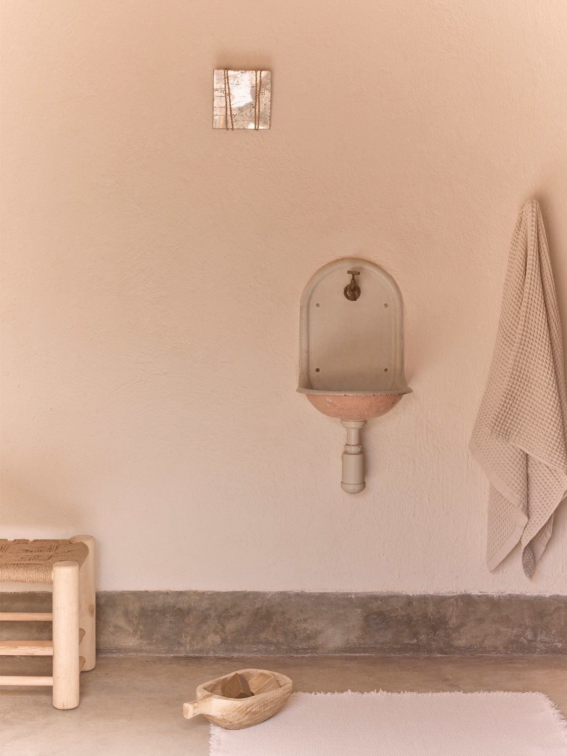 Espejos de lavabo redondos, biselados y pequeños que son tendencia en