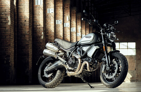 Ducati Scrambler 1100 Dark PRO: mismo estilo retromoderno pero por menos dinero, desde 12.990 euros
