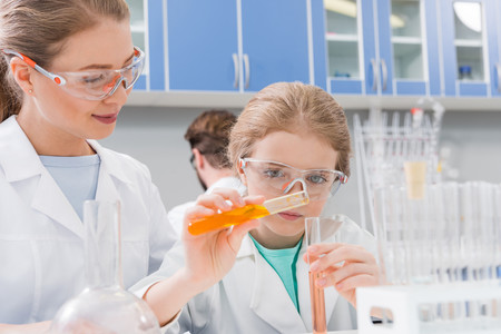 Las niñas también pueden ser científicas: cómo motivarlas para que amen la ciencia