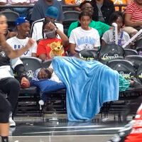Un youtuber bromea con quedarse dormido en medio de un partido de la WNBA. Ahora, la NBA le prohíbe entrar a cualquiera de sus eventos 