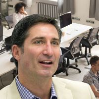 El CEO de Starbucks, que vive a 1600 km de la oficina y va en jet, amenaza con despedir a los empleados que teletrabajan