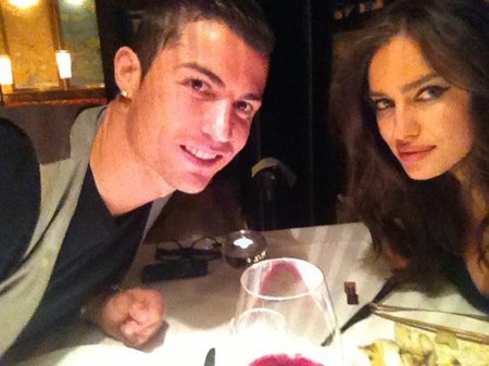 Cristiano Ronaldo e Irina Shayk se nos van de cenita y se ponen tiernos como bizcochos