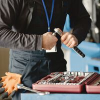 Javi, mecánico de 25 años, avisa del cambio en los talleres: "Faltan profesionales que sepan de electricidad" 