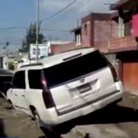 Cayó en una zanja sobre una calle sin alumbrado por la noche y le destrozó su Cadillac. Ahora la policía, además, quiere multarlo