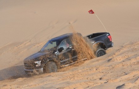 Como pez en el agua la nueva Ford Lobo Raptor 2017 pasea por el desierto