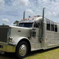 En EEUU las camper saben a poco. Alguien ha fusionado un camión y un autobús para crear esta enorme mansión con ruedas