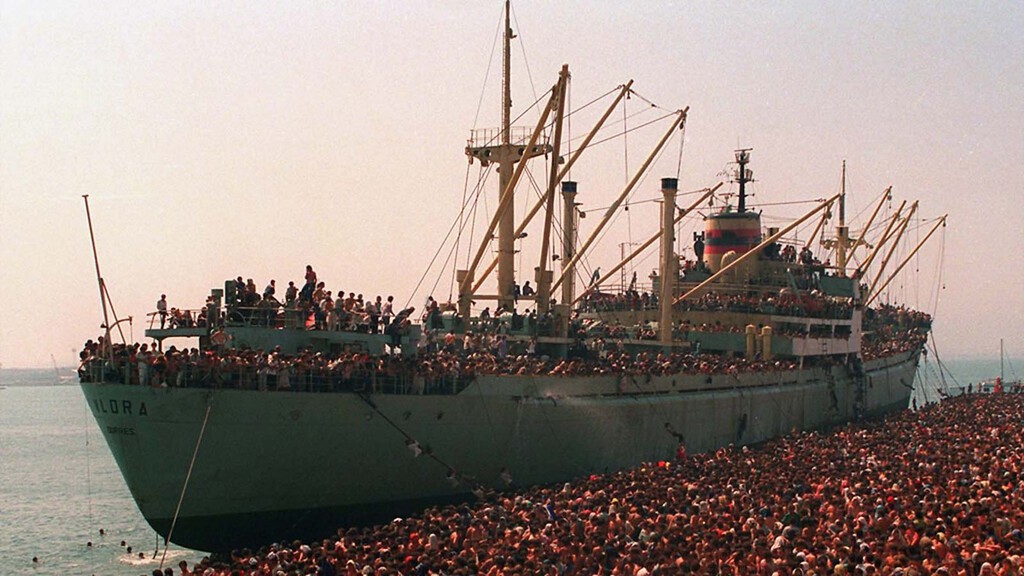 En 1991 Italia no daba crédito a lo que se acercaba: 20.000 inmigrantes llegaron a sus costas tras tomar un barco