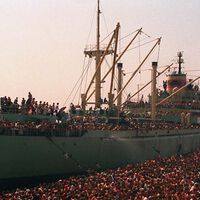 En 1991 Italia creyó que se acercaba un viejo carguero. Cuando atracó descubrió que cada rincón estaba cubierto de personas