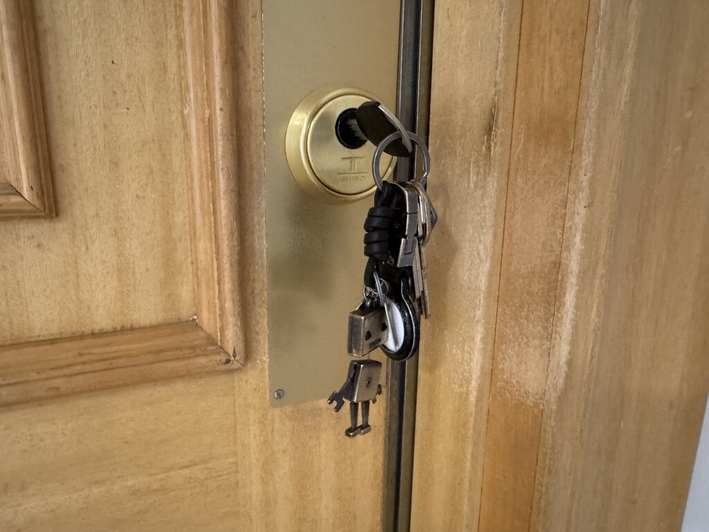 La Policía Nacional avisa. Si ves esto en la puerta de casa quiere decir que los ladrones te están vigilando 