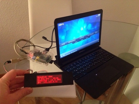 La Raspberry Pi, el LCD USB, ... y un montón de cables detrás