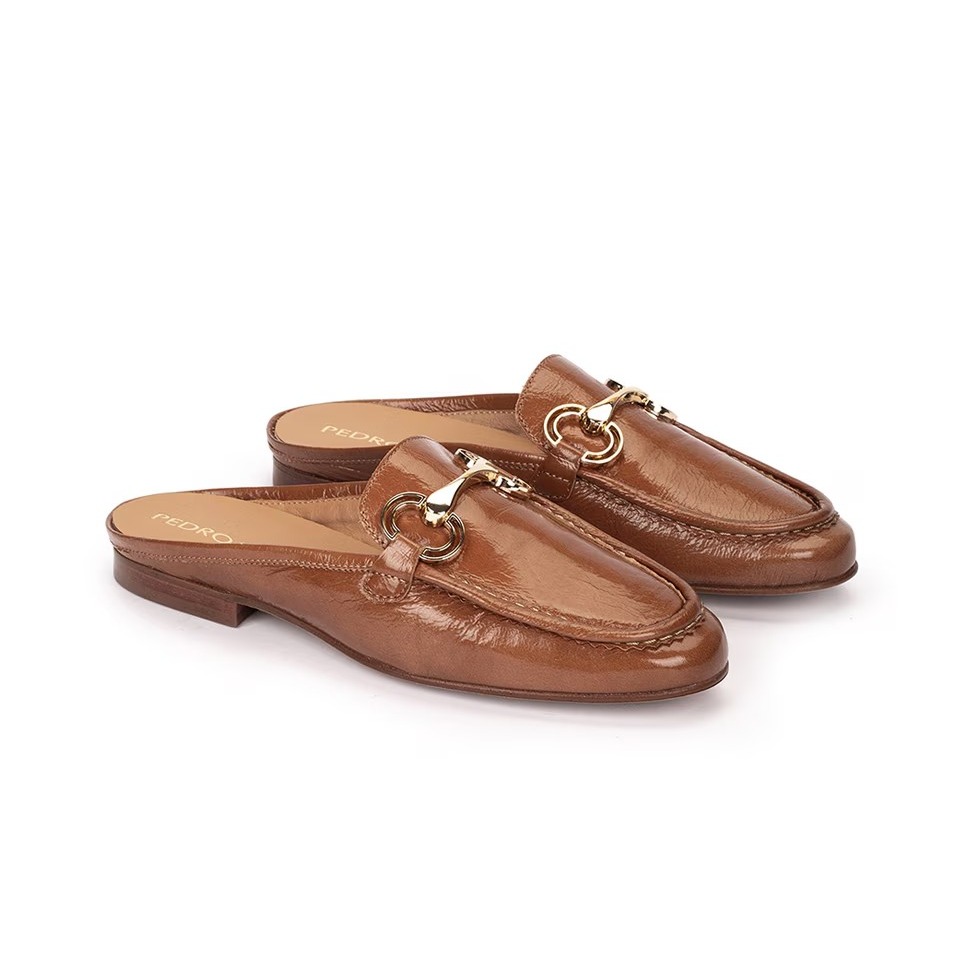 Mules de mujer de charol con hebilla de Pedro Miralles