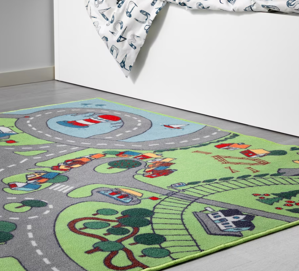 Tu hijo pasará muchas horas encima de esta alfombra aparcando, conduciendo un tren o despegando con un helicóptero