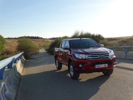 Prueba Toyota Hilux Exteriores Asfalto