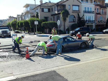 Dolorpasión: un Porsche 911 acaba enterrado en cemento