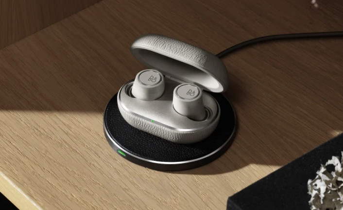 Bang & Olufsen renueva los Beoplay E8 con un nuevo acabado, Grey Mist: hasta 365 horas de uso y conexión sin cables