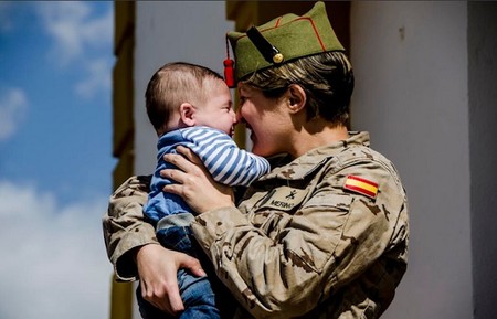 “Nunca fui mala militar hasta que fui madre": una legionaria denuncia sufrir acoso tras pedir permiso para cuidar a su hija