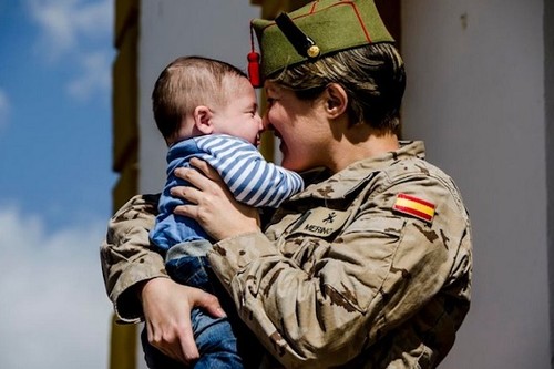 “Nunca fui mala militar hasta que fui madre": una legionaria denuncia sufrir acoso tras pedir permiso para cuidar a su hija