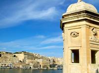 Mira, escucha, calla: la torre de vigía sobre el Gran Puerto de la Valletta, Malta