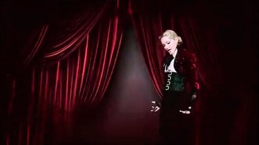 Madonna va a los toros (otra vez) en su nuevo vídeo: 'Living For Love'