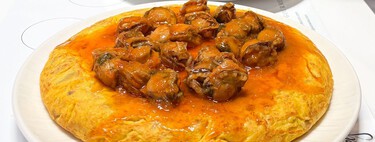La tortilla de patatas es el aperitivo perfecto, pero con una lata de zamburiñas se convierte en un plato de lujo y queda mucho más jugosa 