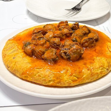 La tortilla de patatas es el aperitivo perfecto, pero con una lata de zamburiñas se convierte en un plato de lujo y queda mucho más jugosa 