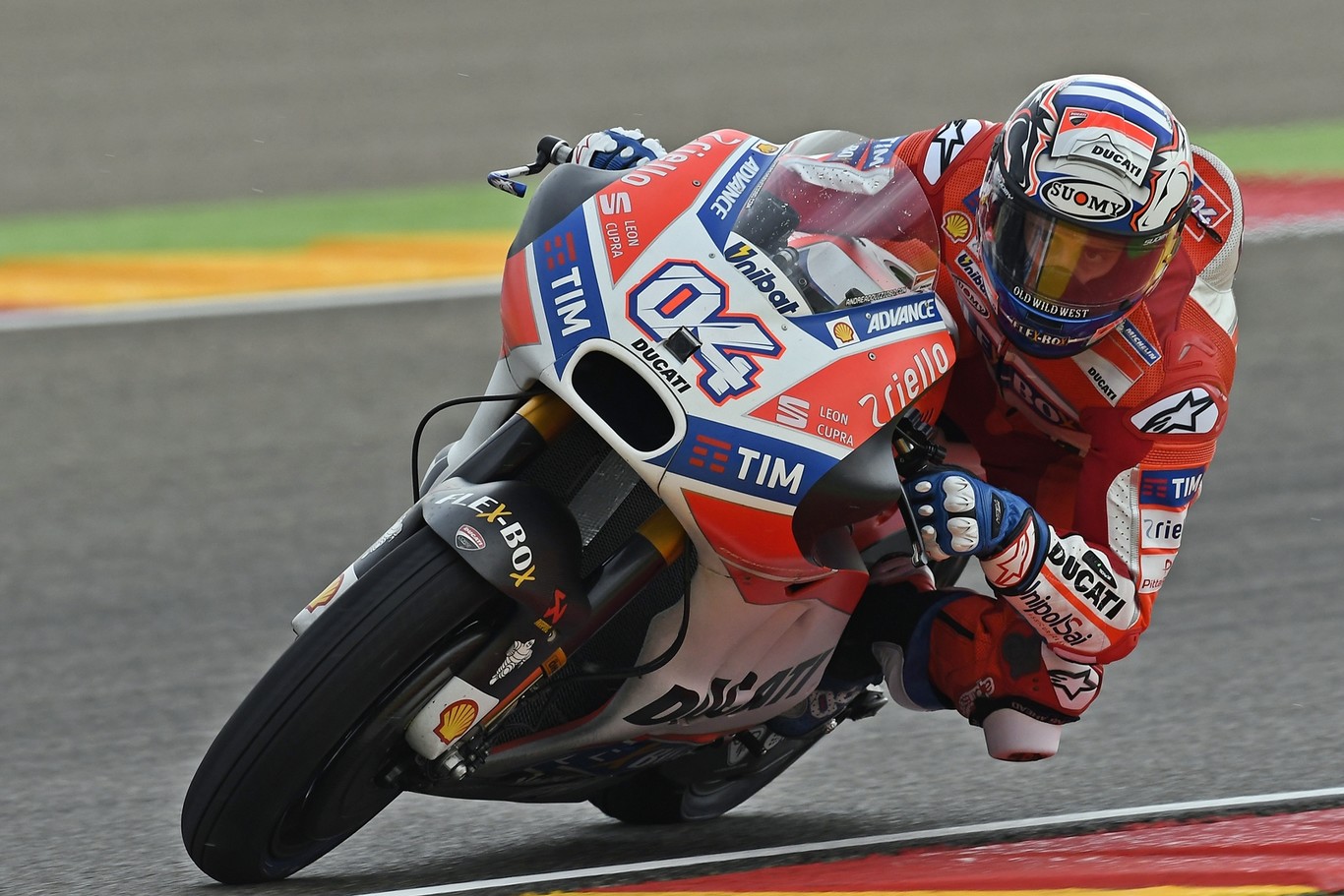 Andrea Dovizioso bate a Marc Márquez en el primer asalto de Japón bajo una intensa lluvia