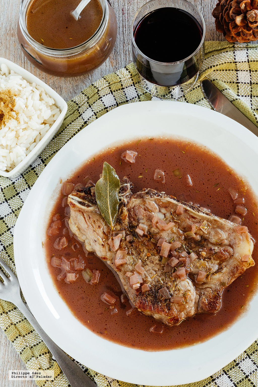 Chuletas de res en salsa de vino tinto. Receta para la cena de año nuev
