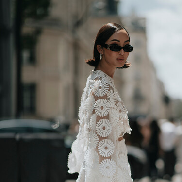 Zara vende las blusas románticas más elegantes que hacen match con vaqueros ahora y en otoño 2025 