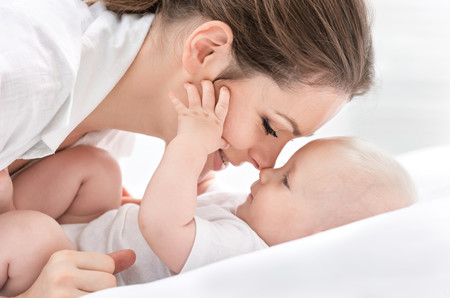 El tono de voz de las mujeres cambia después de convertirse en madres, te explicamos por qué