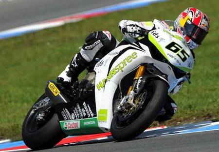 Jonathan Rea se deshace de Haga para anotarse la seguna carrera en Nürburgring