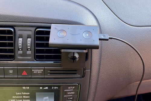 Este dispositivo cuesta menos de 20 euros y te permite tener Alexa en tu coche: una oferta de última hora del Prime Day 