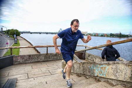 Lo que hace Rajoy se llama marcha deportiva y sí, es un buen entrenamiento: así puedes practicarlo