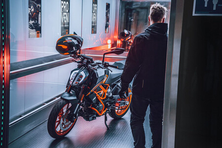 La KTM 125 Duke se estrena como Euro5 con los mismos 15 CV y dos nuevos colores