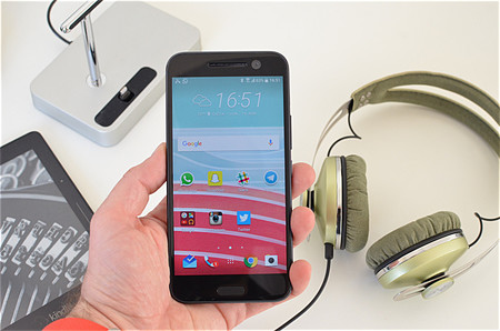 Si no necesitas pantalla curva el HTC 10, con Snapdragon 820 y 4GB de RAM, ahora cuesta 389 euros