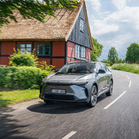 Probamos el nuevo Toyota bZ4X, un SUV eléctrico con aspiraciones off-road que solo podrás tener mediante renting