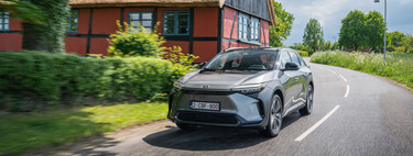 Probamos el nuevo Toyota bZ4X, un SUV eléctrico con aspiraciones off-road que solo podrás tener mediante renting