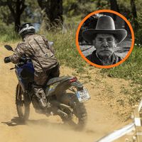 Hace un siglo las motos se probaban en pistas de tierra, sin casco y dando saltos. Hasta que un hombre cambió la historia 