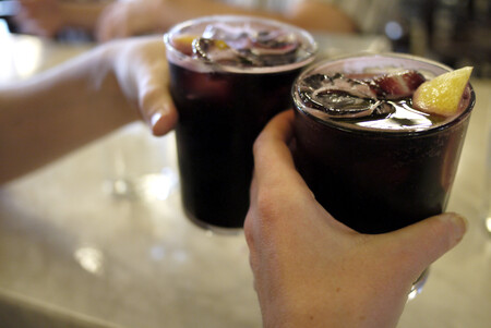 Historia y reivindicación del kalimotxo o calimocho, la bebida popular que nació en una bañera de Rioja picado