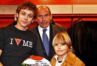 El casco de Rossi adjudicado por 13.500 euros