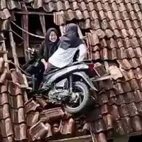 Empotrar tu moto contra un tejado y partirte de risa. Sin casco, en chanclas y salvadas de milagro